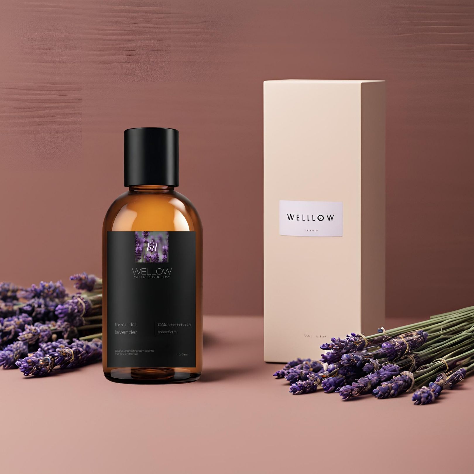 Flacone di vetro marrone e scatola con logo "Wellow", fiori di lavanda. Scritta: Olio essenziale di lavanda.