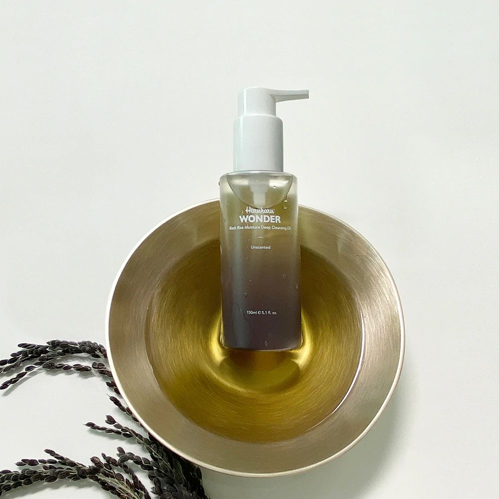 Olio detergente idratante al riso nero in una ciotola con olio.