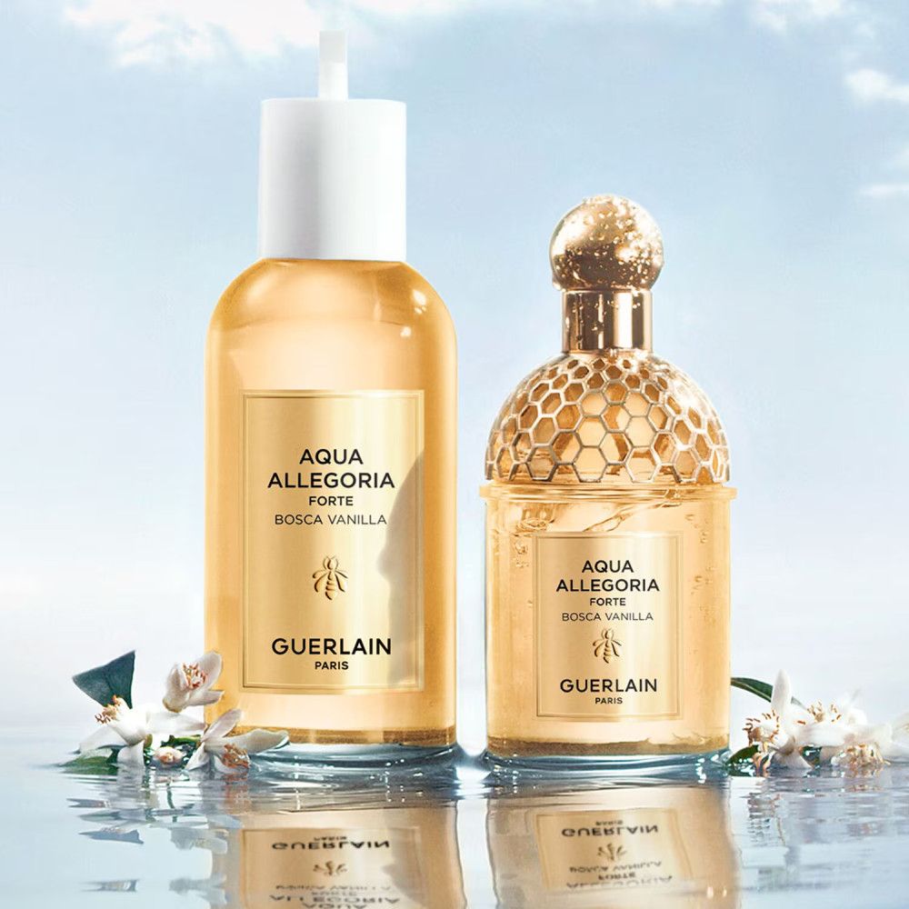 Due flaconi. Uno con vaporizzatore, l'altro con motivo a nido d'ape. Etichette: Aqua Allegoria Forte Bosca Vanilla, Guerlain Paris.