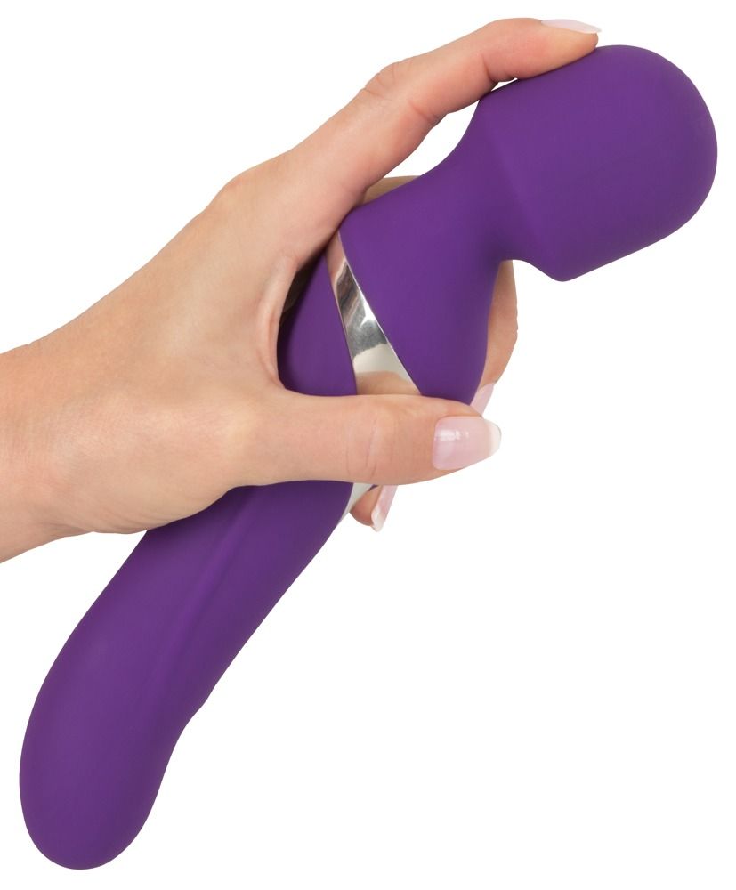 Vibratore viola, tenuto in mano. Dettaglio argentato. Forma arrotondata con una testa.