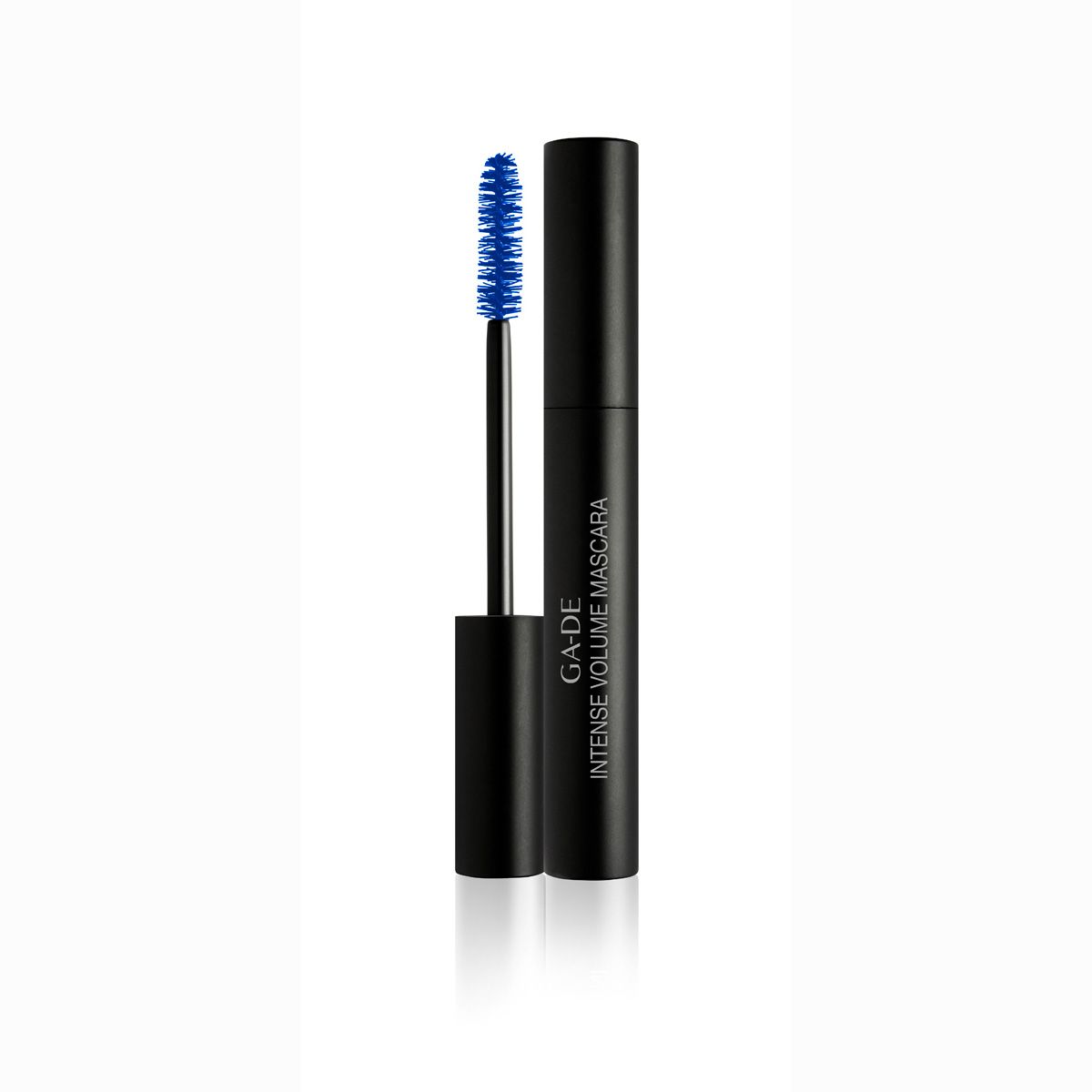 Tubo di mascara nero con spazzola blu. Scritta: GA-DE Intense Volume Mascara. Spazzola estratta.
