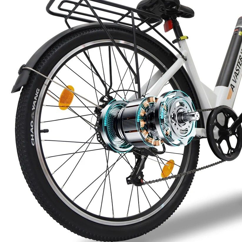 Primo piano della ruota posteriore di una bicicletta elettrica bianca. Motore, disco freno e portapacchi.