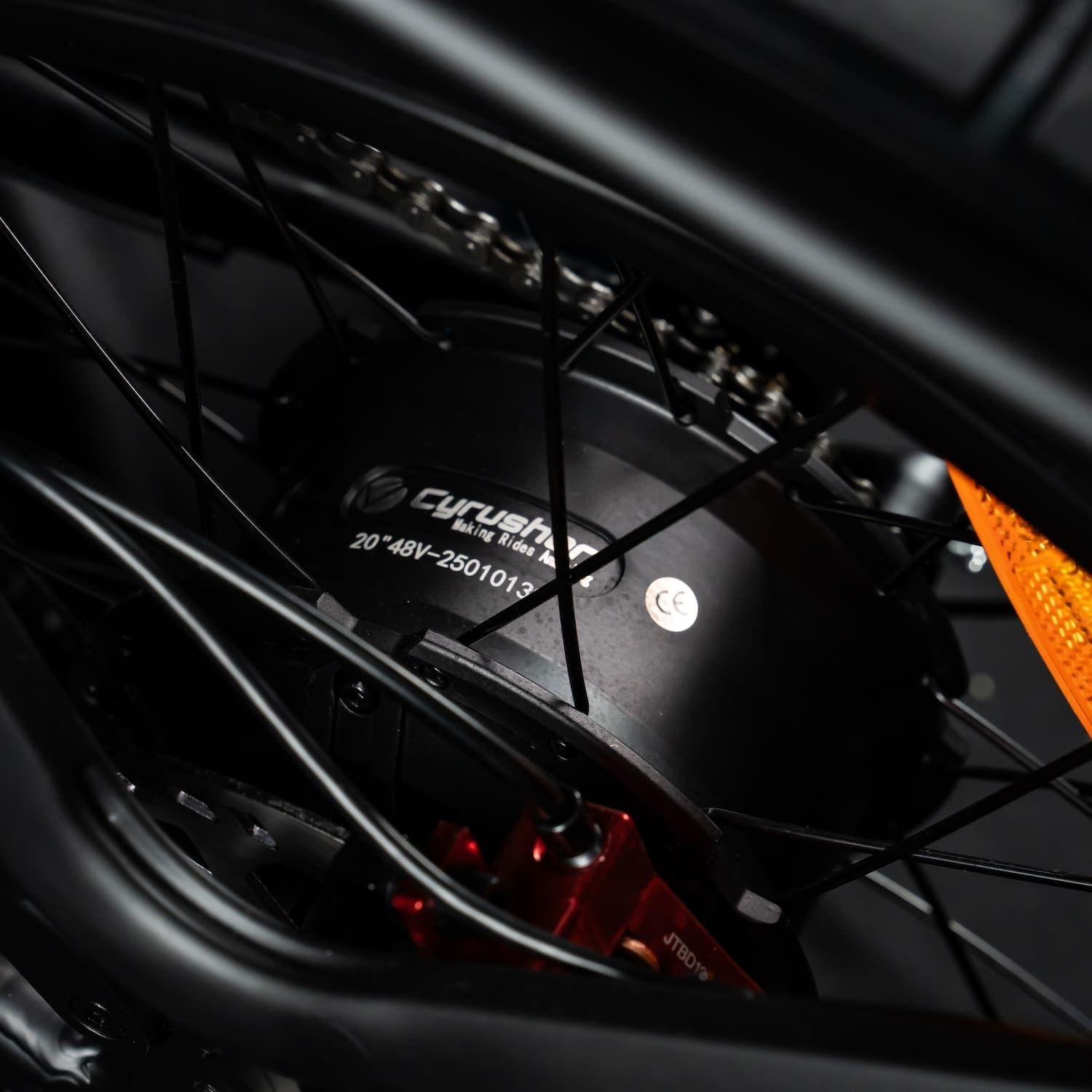 Primo piano della ruota posteriore con motore. Il nome Cyrusher è visibile sul motore.