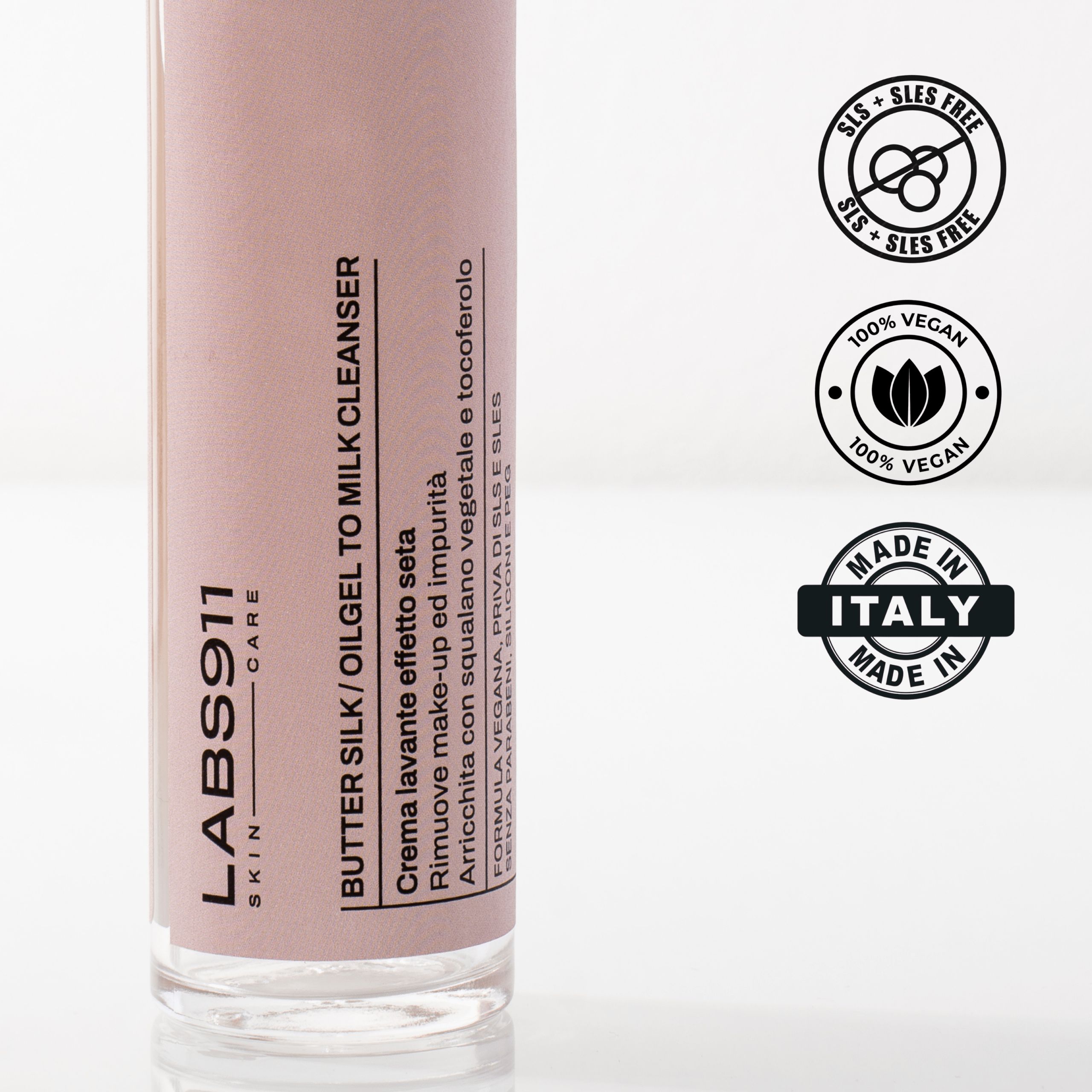 Flacone rosa con testo del prodotto. Loghi: senza SLES, vegano, Made in Italy. Nome prodotto: Butter Silk/Oilgel to Milk Cleanser.