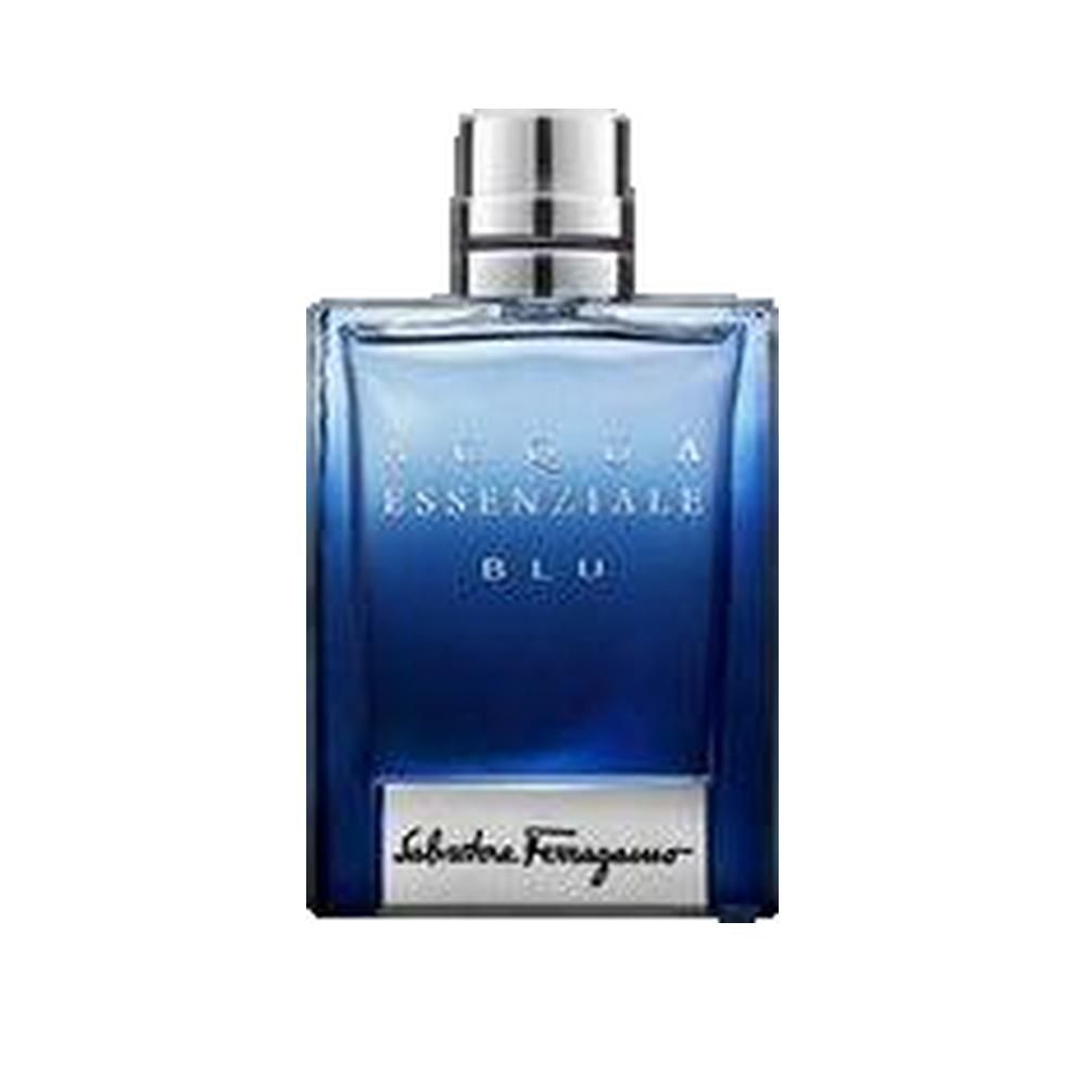 Flacone di profumo blu con tappo argentato. Scritta: Acqua Essenziale Blu e Salvatore Ferragamo.