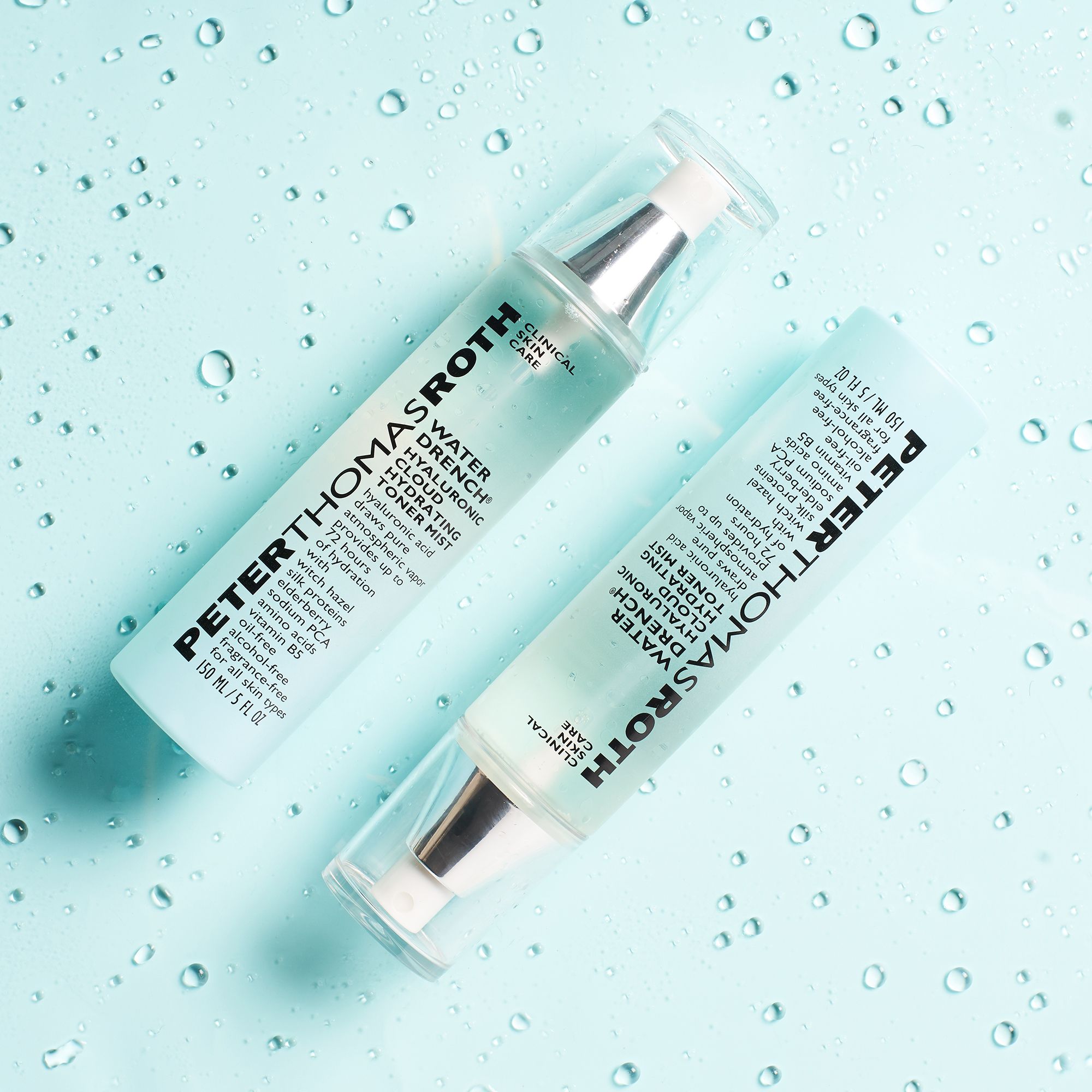Due flaconi Peter Thomas Roth Water Drench Hydrating Toner Mist. Su sfondo blu con gocce d'acqua.