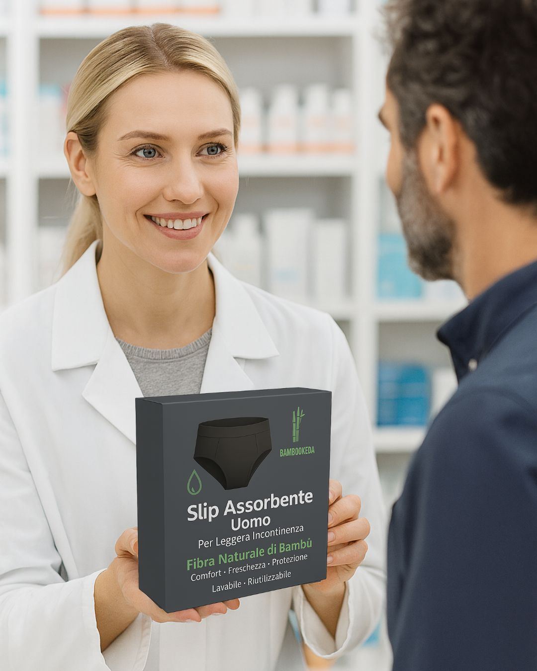 Farmacista mostra confezione. Scritto: Slip Assorbente Uomo, per leggera incontinenza. Marchio Bambookeda.