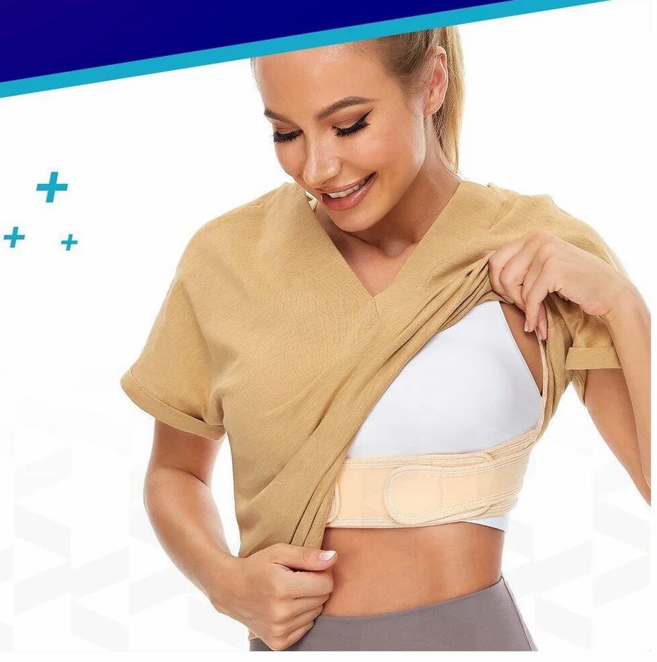 Donna che indossa un supporto posteriore beige sotto una camicia. Cinghie e cinghie regolabili. Colore beige.
