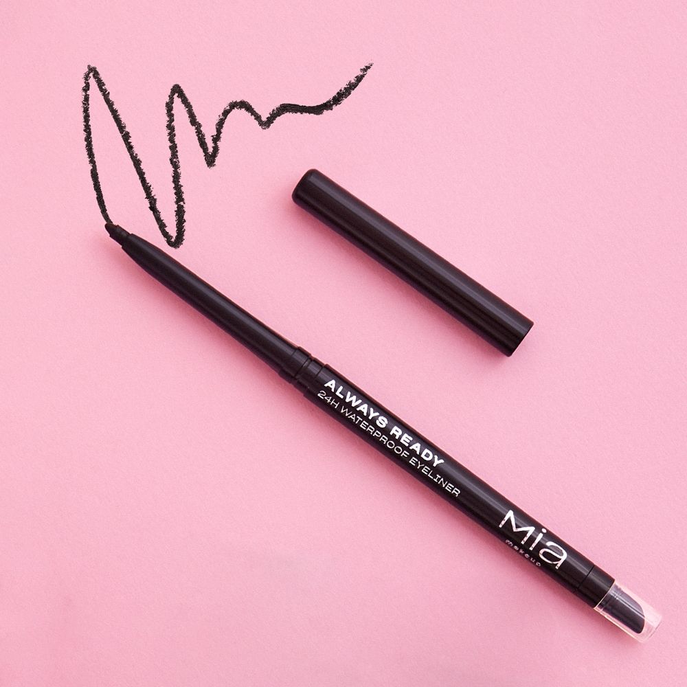 Eyeliner nero con cappuccio e tratto su sfondo rosa. Scritta: Always Ready 24h Waterproof Eyeliner. Marchio: Mia Makeup.
