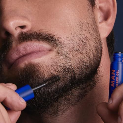 Applicazione di gel per barba. Tubo blu con spazzola nera. Il gel viene applicato sulla barba.