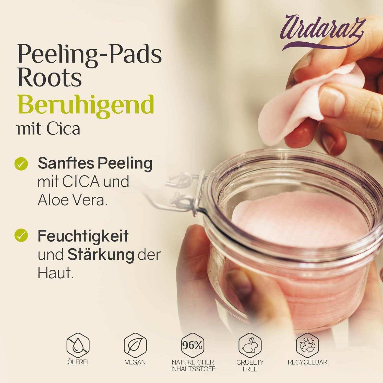 Mani che tengono un vasetto di vetro con dischetti rosa. Testo: Peeling-Pads Roots, lenitivo con Cica. Loghi: senza olio, vegano, 96% ingredienti naturali.