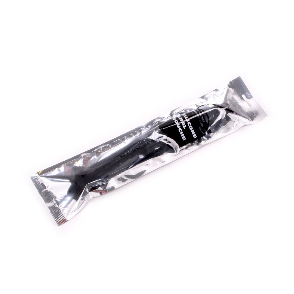 Accessorio per doccia anale in silicone nero confezionato in un sacchetto di alluminio argentato. Testo sulla confezione.