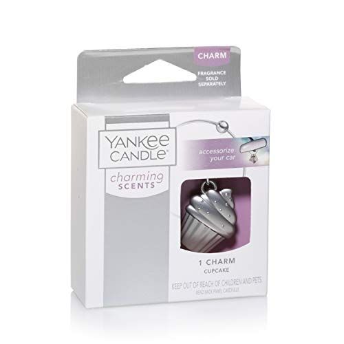 Charm Cupcake Yankee Candle in confezione. Ciondolo argentato a forma di cupcake. Confezione del prodotto con logo del marchio.