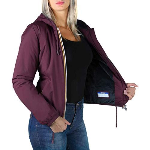 Giacca bordeaux con cappuccio. Cerniera frontale. La persona indossa la giacca. Fodera interna nera.