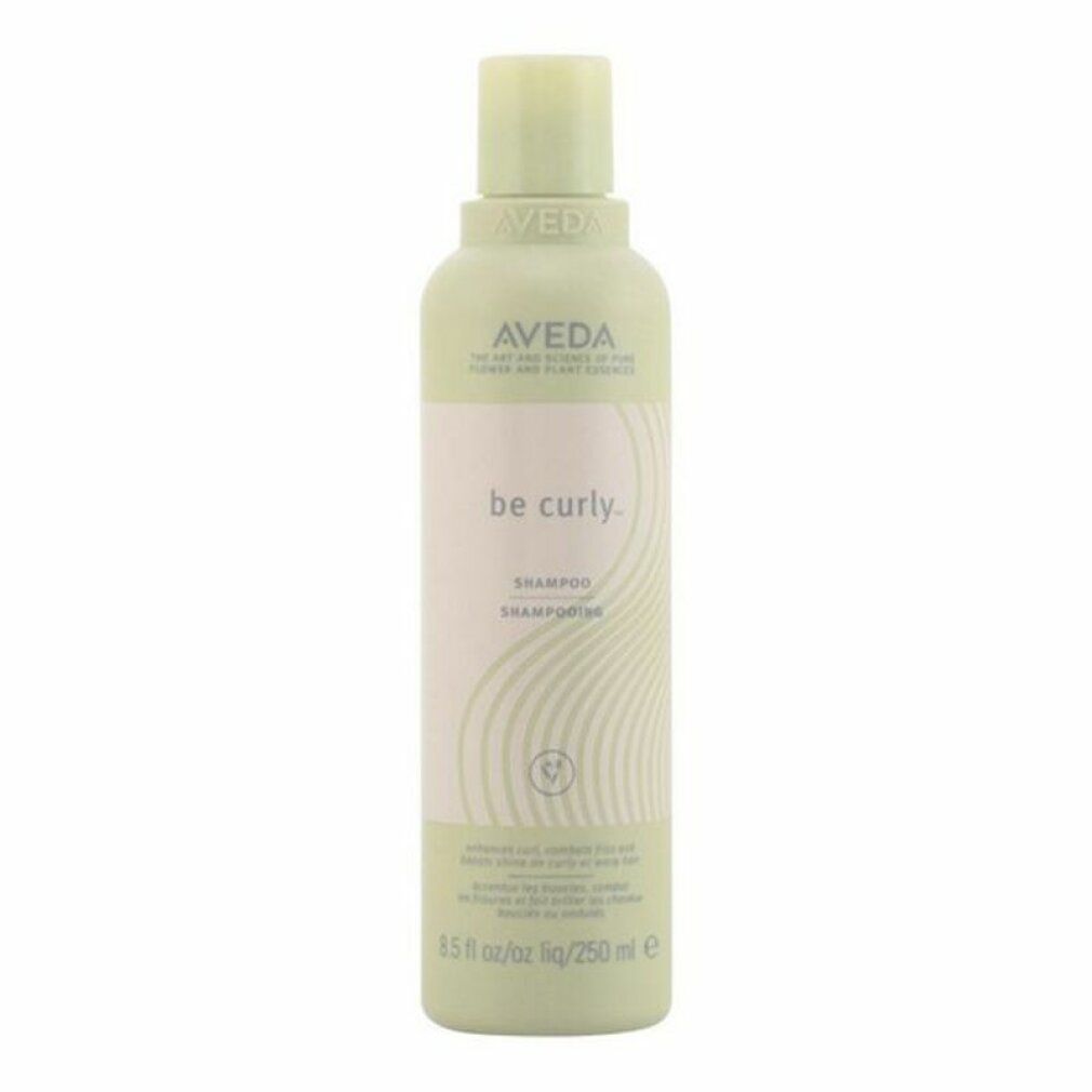 Aveda Be Curly Shampoo. Flacone verde con etichetta bianca. Nome del prodotto e logo visibili. 250 ml.
