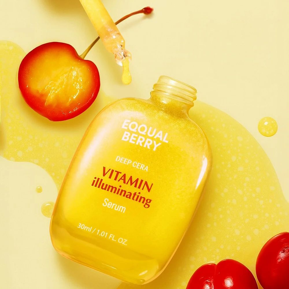 Flacone di siero giallo con scritta rossa. Ciliegie e gocce di siero. Scritta: EQQUAL BERRY, Vitamin Illuminating Serum.