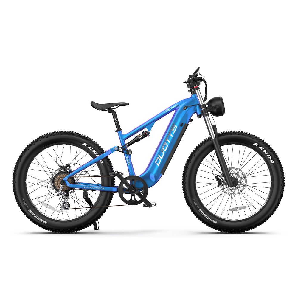 Mountain bike elettrica DUOTTS E26 blu. Pneumatici neri, logo DUOTTS. Faro, sospensioni, sella. Pneumatici Kenda.
