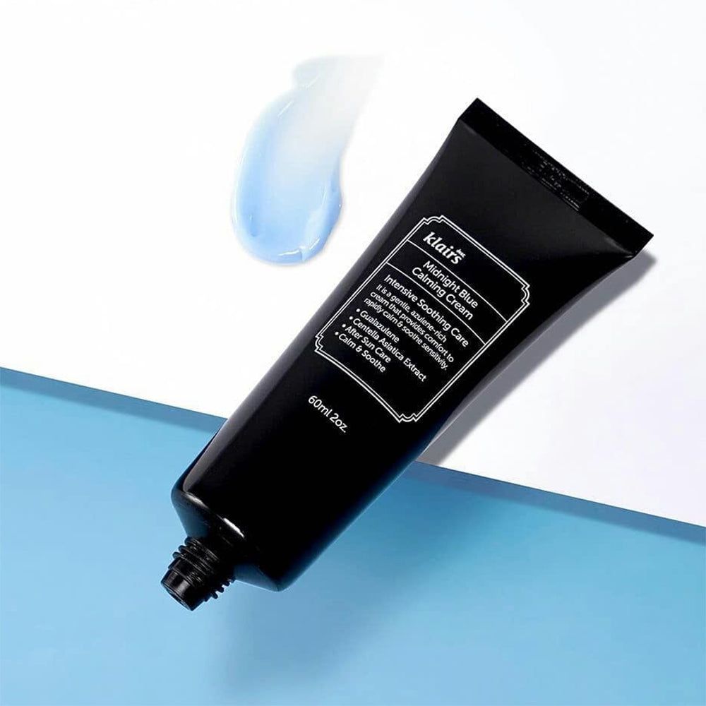 Tubo blu scuro con crema. Testo: klairs, Midnight Blue Calming Cream. 60ml 2oz. Contiene azulene, Centella Asiatica.
