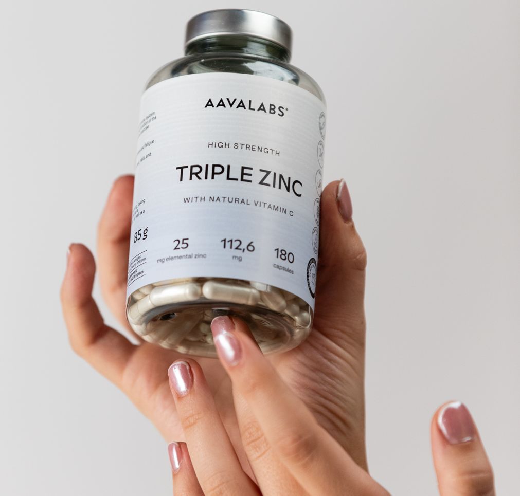 Capsule Aavalabs Triple Zinc in mano, 25 mg di zinco.