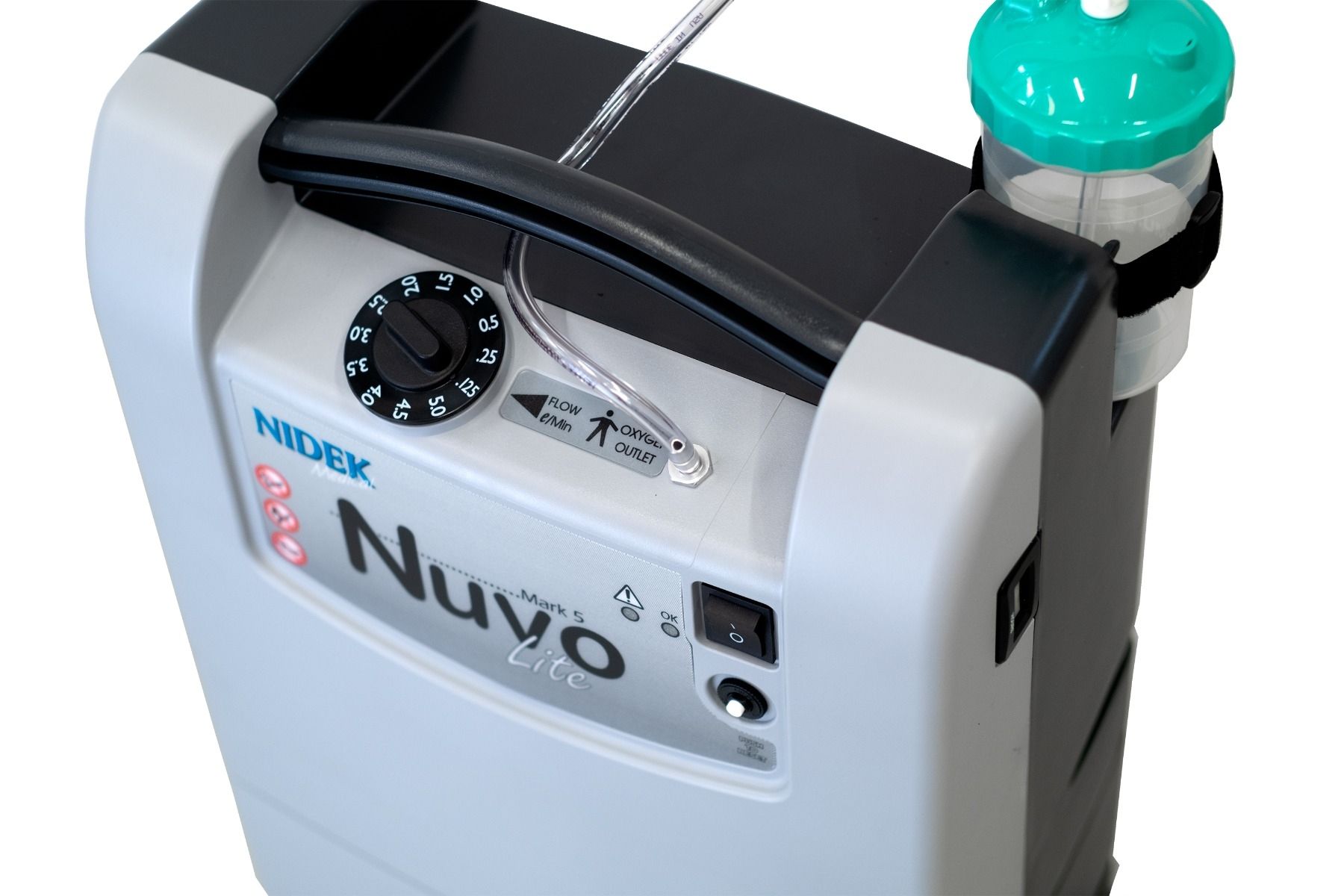 Parte anteriore di un concentratore di ossigeno Nidek Nuvo Lite con manopola, interruttore e bottiglia umidificatrice.