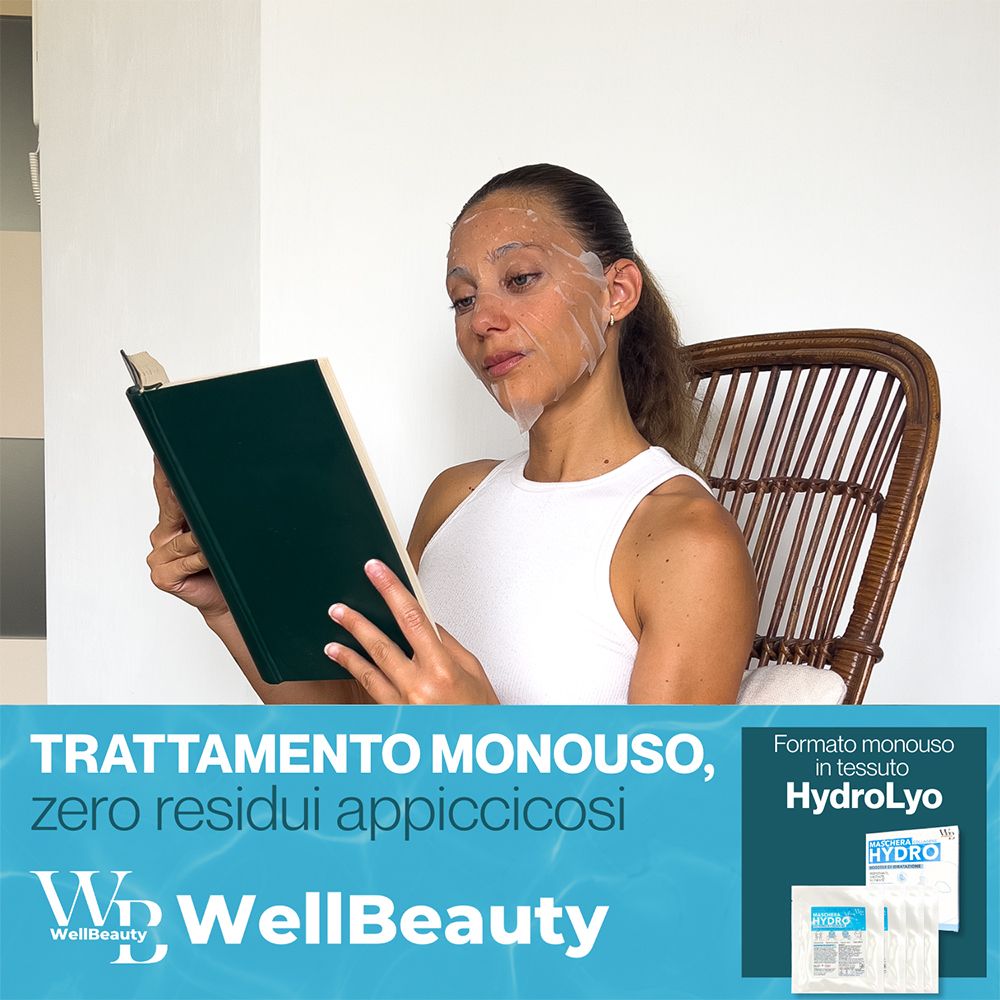 Donna con maschera viso legge un libro. Scritta blu: TRATTAMENTO MONOUSO, zero residui appiccicosi. HydroLyo.