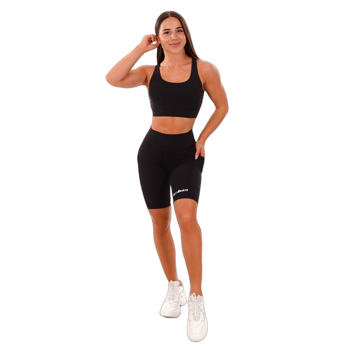 Donna con pantaloncini da ciclista neri a vita alta e tasche laterali.
