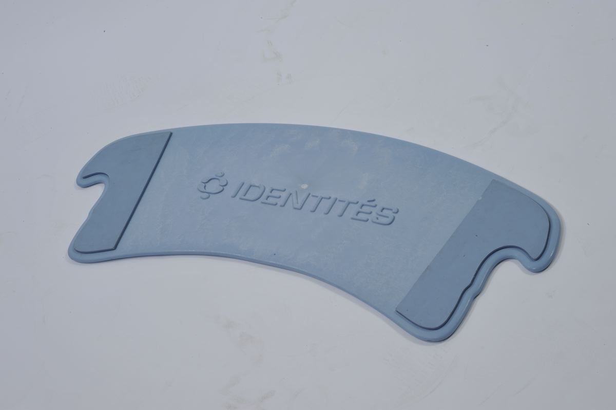 Tavola di trasferimento blu, forma arrotondata, due intagli. Scritta: IDENTITÉS.