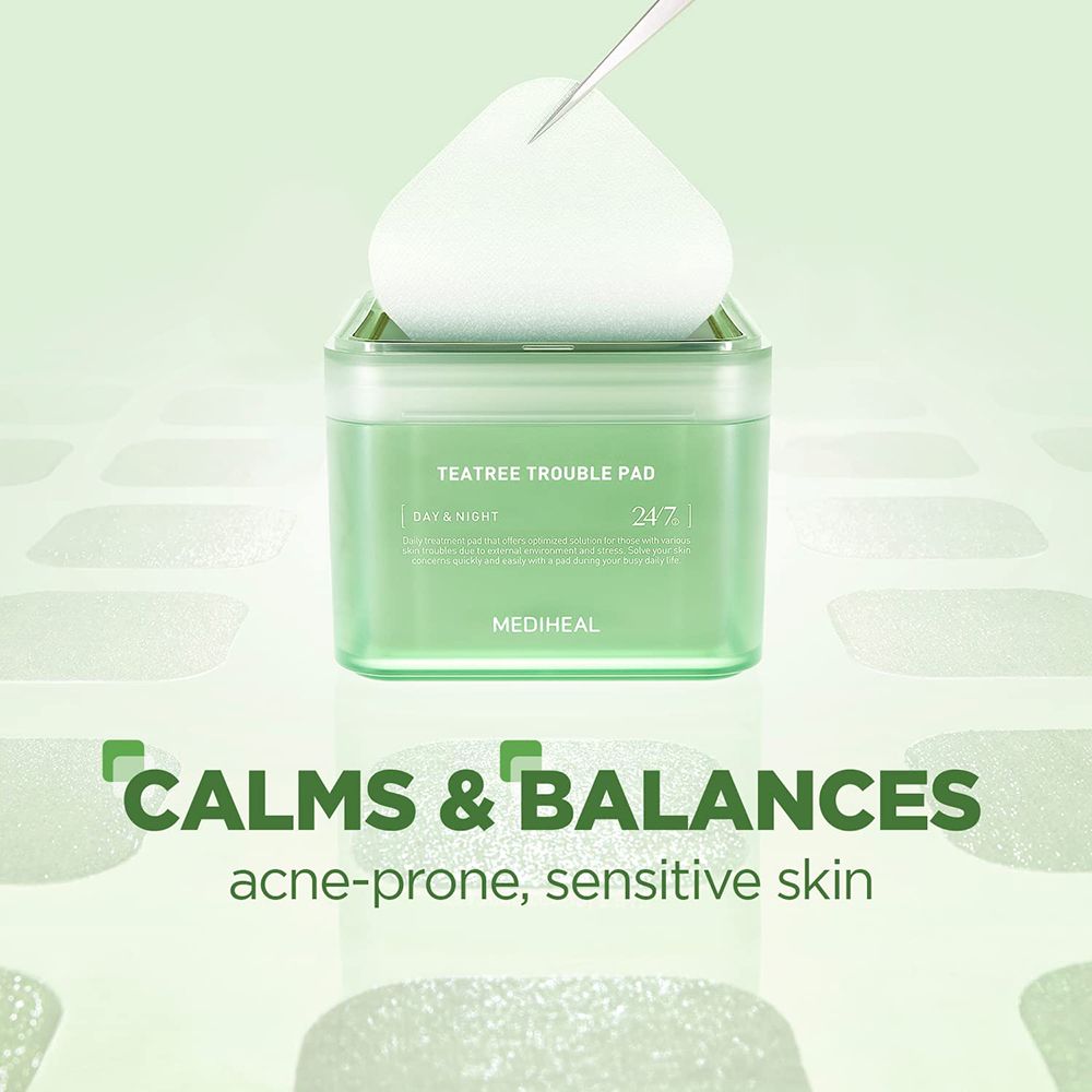Scatola verde con dischetti. Scritta: TEA TREE TROUBLE PAD. Testo: CALMS & BALANCES, acne-prone, sensitive skin. Sfondo con punti bianchi.