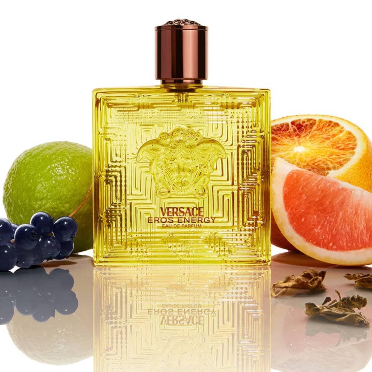 Flacone giallo con tappo marrone. Scritta: VERSACE EROS ENERGY. Frutta: lime, pompelmo, arancia, uva.