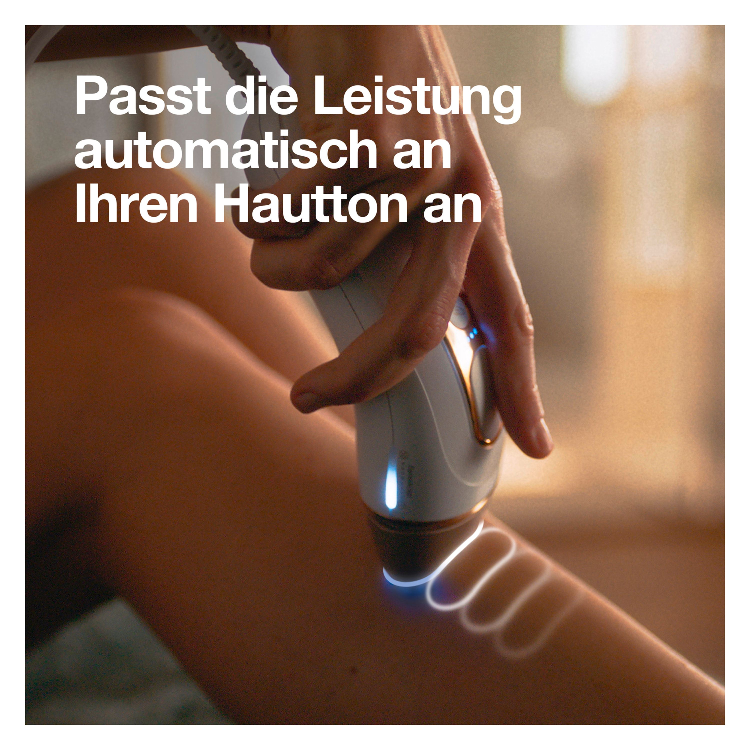 Primo piano di una mano che utilizza un dispositivo IPL su una gamba. Il dispositivo è bianco e oro. Testo: Adatta automaticamente la potenza al tuo tono della pelle.