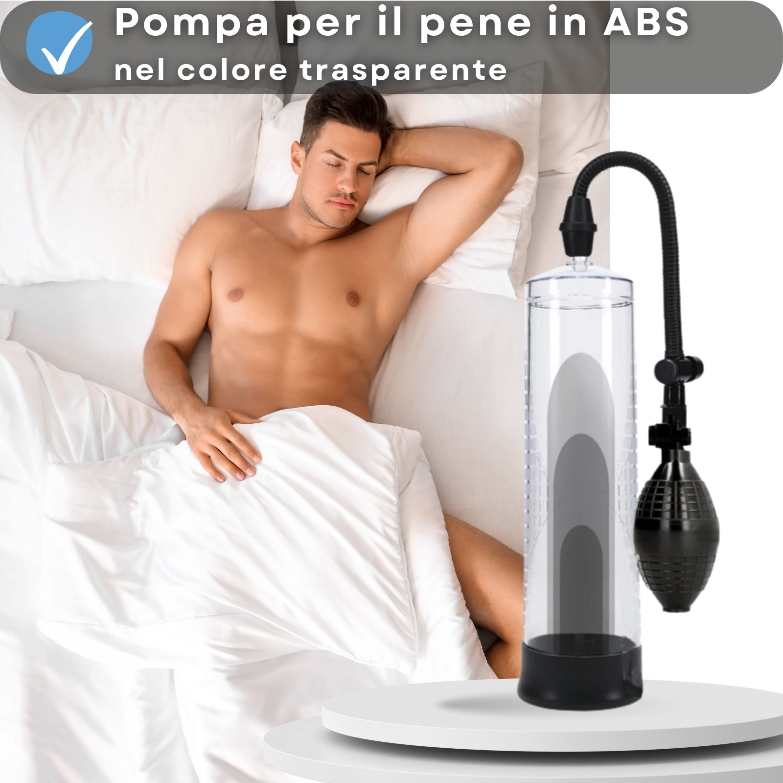 Prodotto con testo: Pompa per il pene in ABS, nel colore trasparente. Uomo a letto.