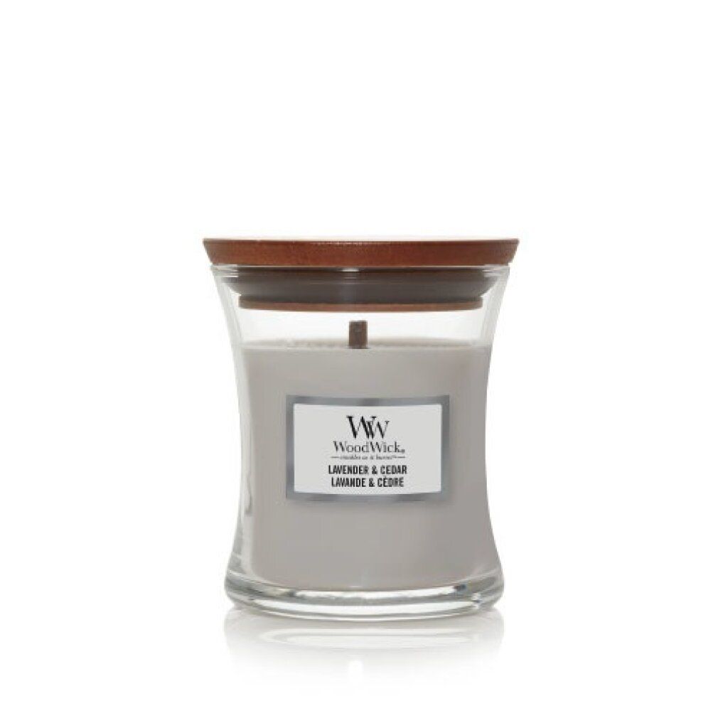Candela grigia a clessidra, coperchio in legno, stoppino in legno. Etichetta 'Lavender & Cedar'.