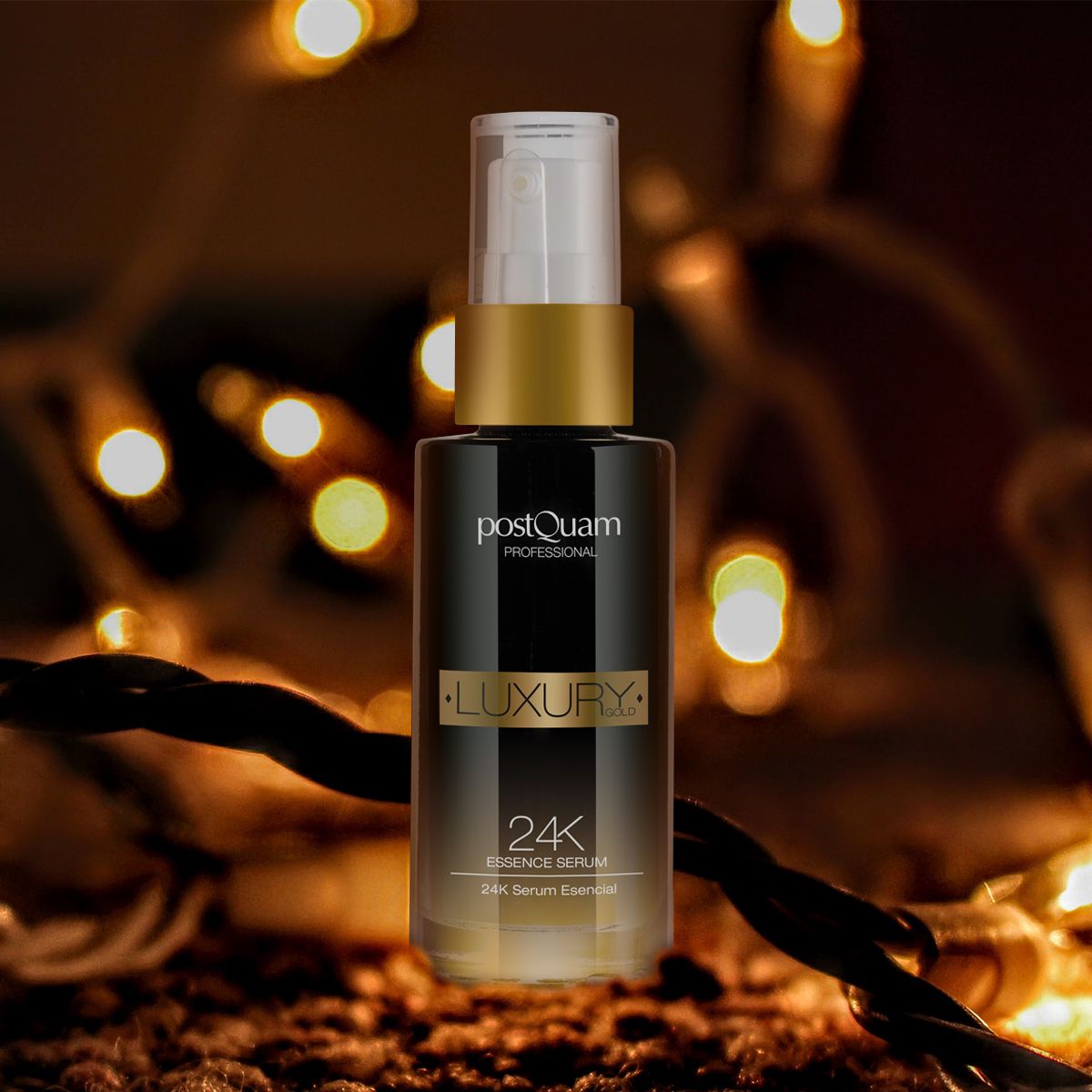 Flacone di siero con tappo dorato, scritta "Luxury 24K Essence Serum", davanti luci.