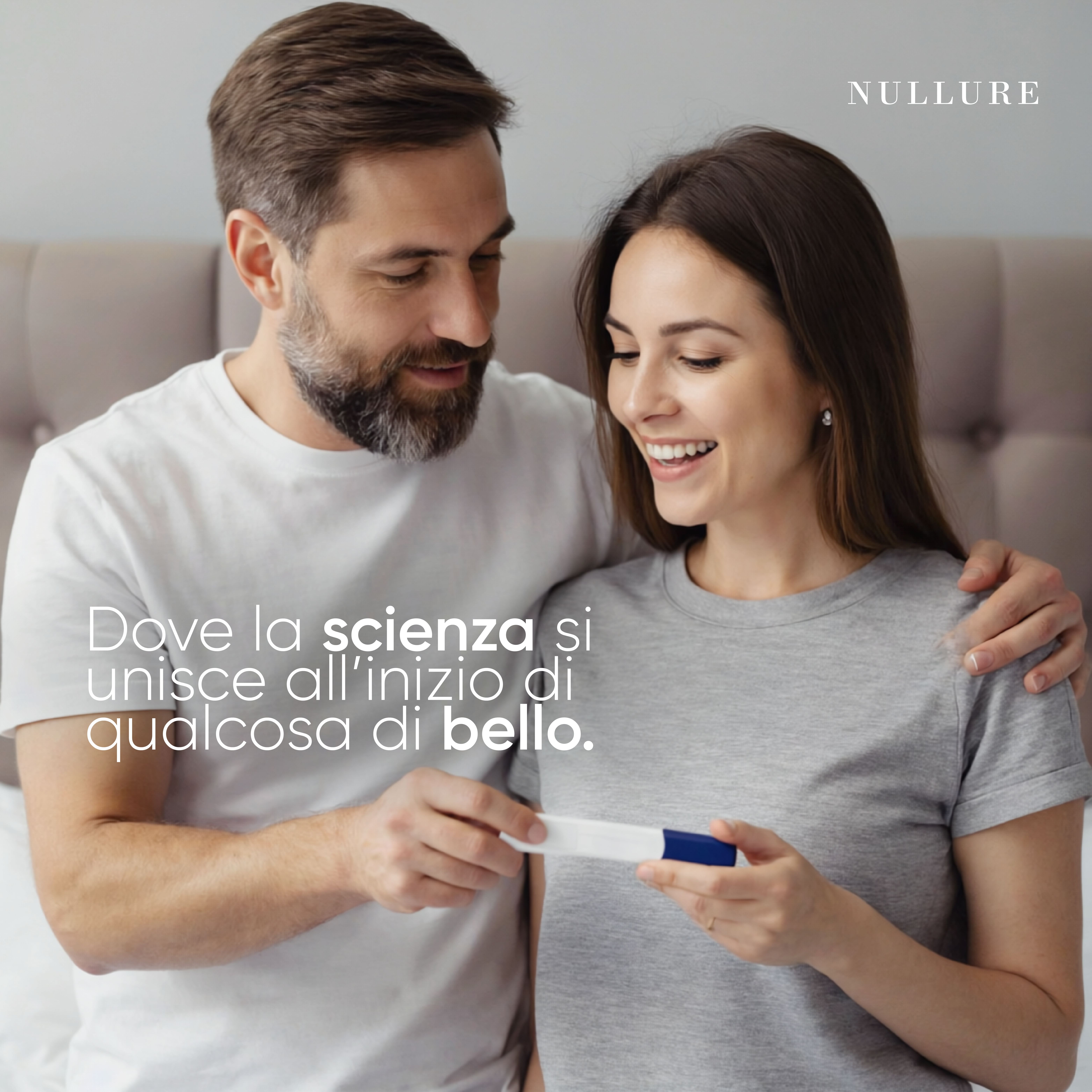 Coppia con test di gravidanza. Testo: Dove la scienza si unisce all'inizio di qualcosa di bello.
