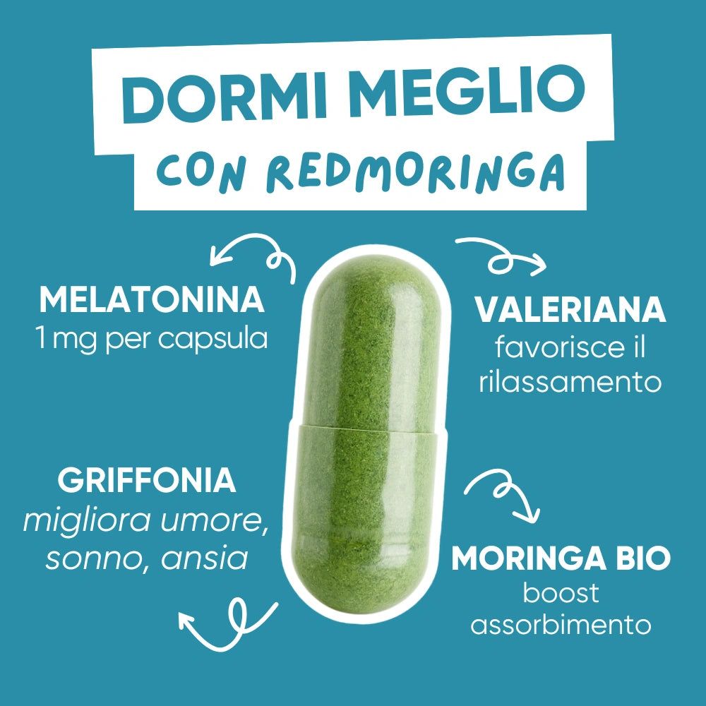 Capsula con testo: Dormi meglio con RedMoringa. Melatonina, valeriana, griffonia, moringa bio. 1 mg di melatonina per capsula.