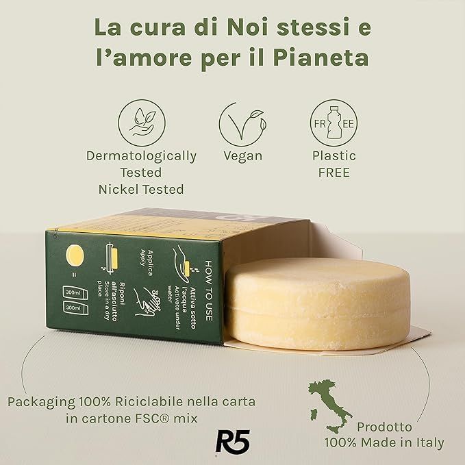 Sapone solido rotondo color crema in scatola aperta. Testato dermatologicamente, vegano, senza plastica. Logo R5, Made in Italy.