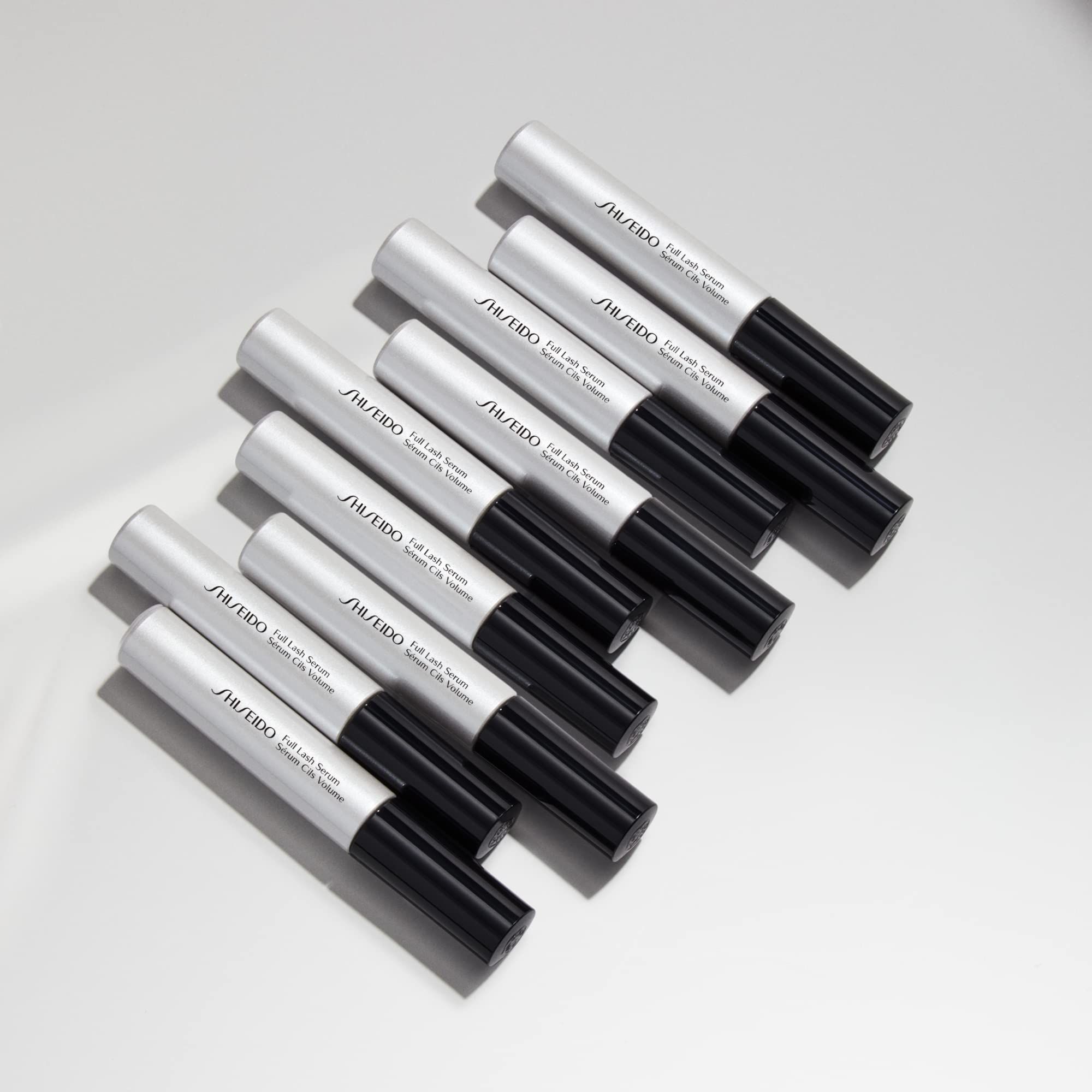 Diversi flaconi, tappi neri. Scritta: SHISEIDO Full Lash Serum. Confezione bianco-argento.