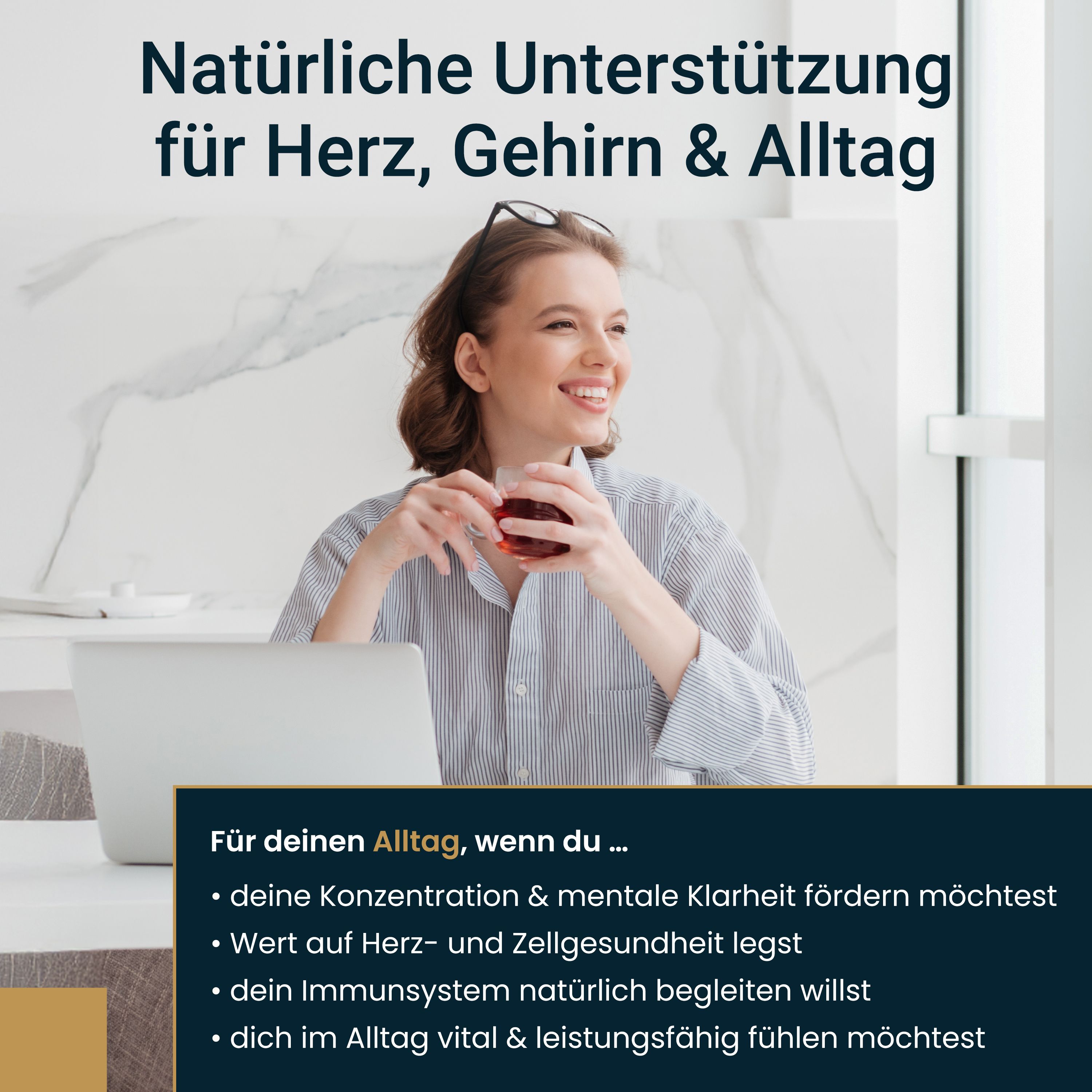 Una donna seduta a un tavolo con un computer portatile e una bevanda. Testo: Supporto naturale per cuore, cervello e vita quotidiana.