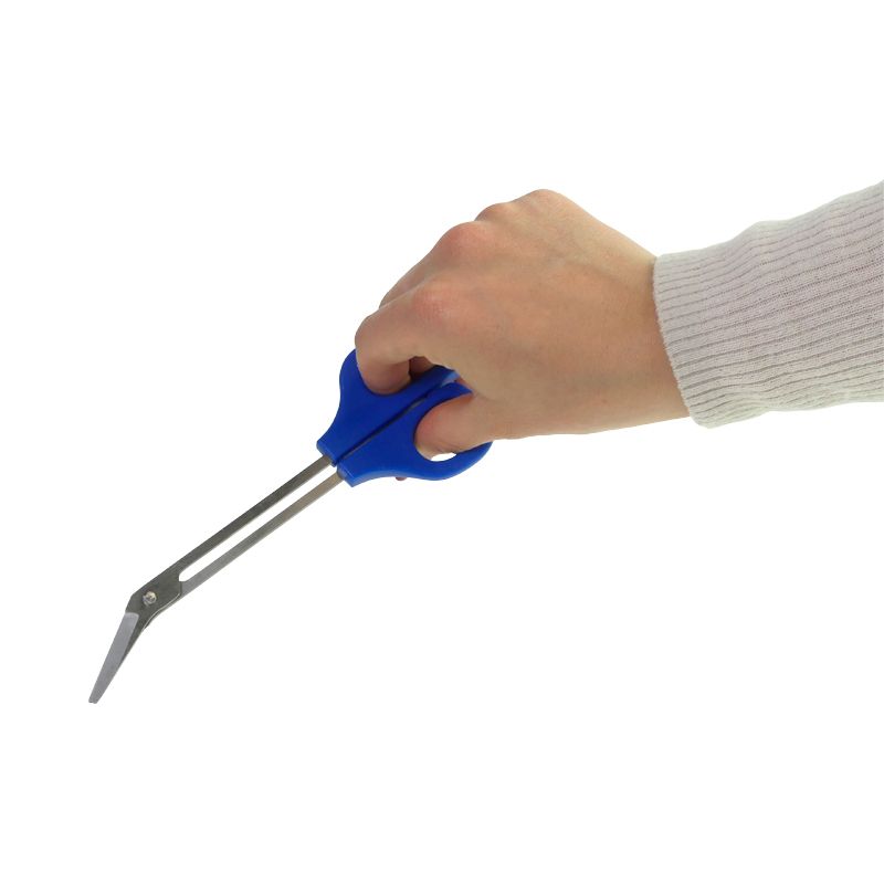 Tagliaunghie con manici blu, tenuto in mano. Le lame sono chiuse.