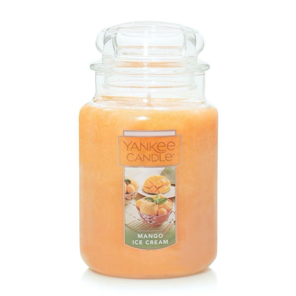 Candela in vaso con coperchio. Etichetta con motivo gelato al mango. Marchio Yankee Candle. Scritta: Mango Ice Cream. 623g.