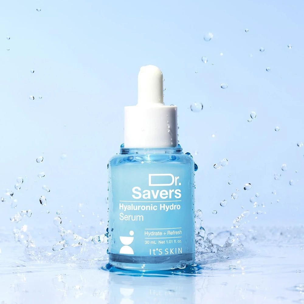 Flacone di siero blu con contagocce bianco. Scritta: Dr. Savers Hyaluronic Hydro Serum. Marchio: IT'S SKIN. Spruzzi d'acqua.