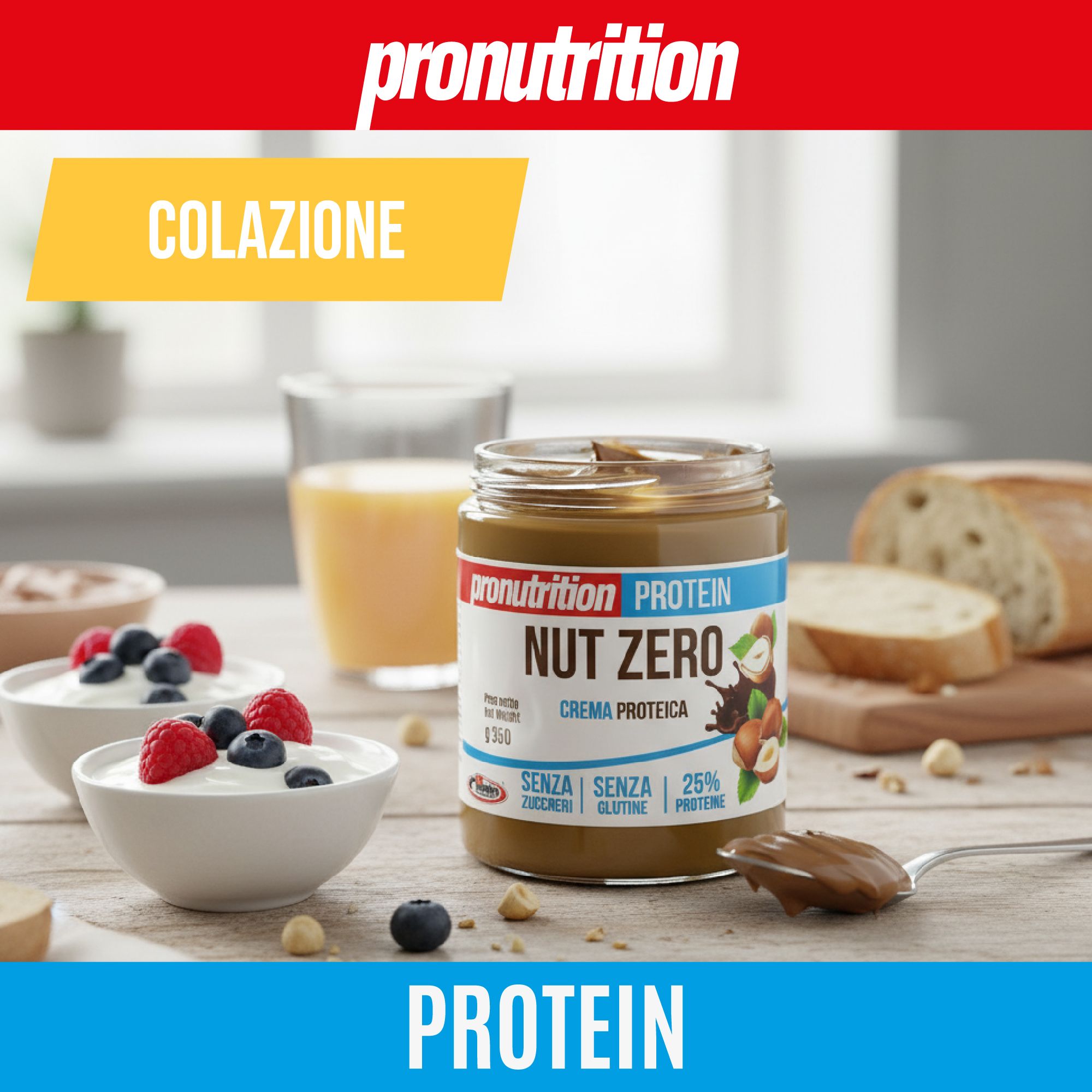 Vaso di crema proteica, ingredienti per la colazione. Scritta: Nut Zero, Crema Proteica, 25% proteine, senza zucchero e glutine. Sul tavolo: yogurt, pane, succo.