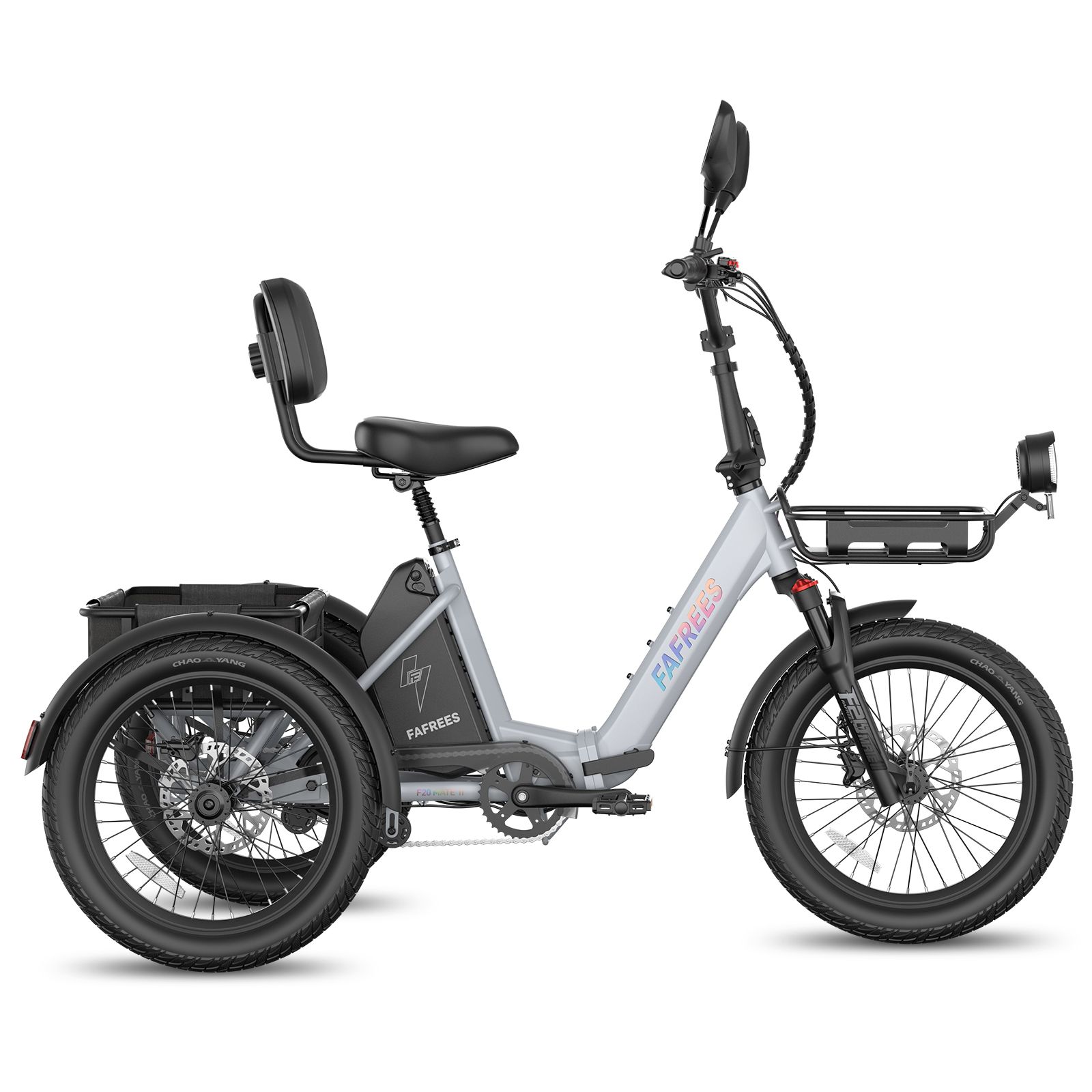 Triciclo elettrico grigio con cestino, specchietti e portapacchi. Pneumatici e sedile neri. Marchio FAFREES.
