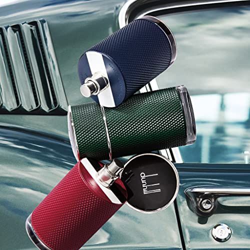 Tre flaconi di profumo rossi, verdi e blu. Tappi neri con logo. Posizionati su una carrozzeria blu.