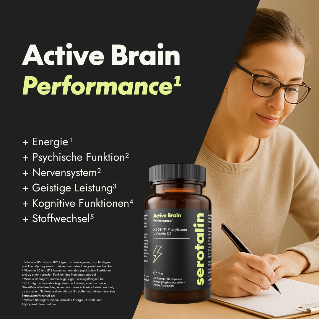 Flacone marrone di capsule, coperchio nero. Scritta: Active Brain Performance, Serotalin. Donna con occhiali che scrive.