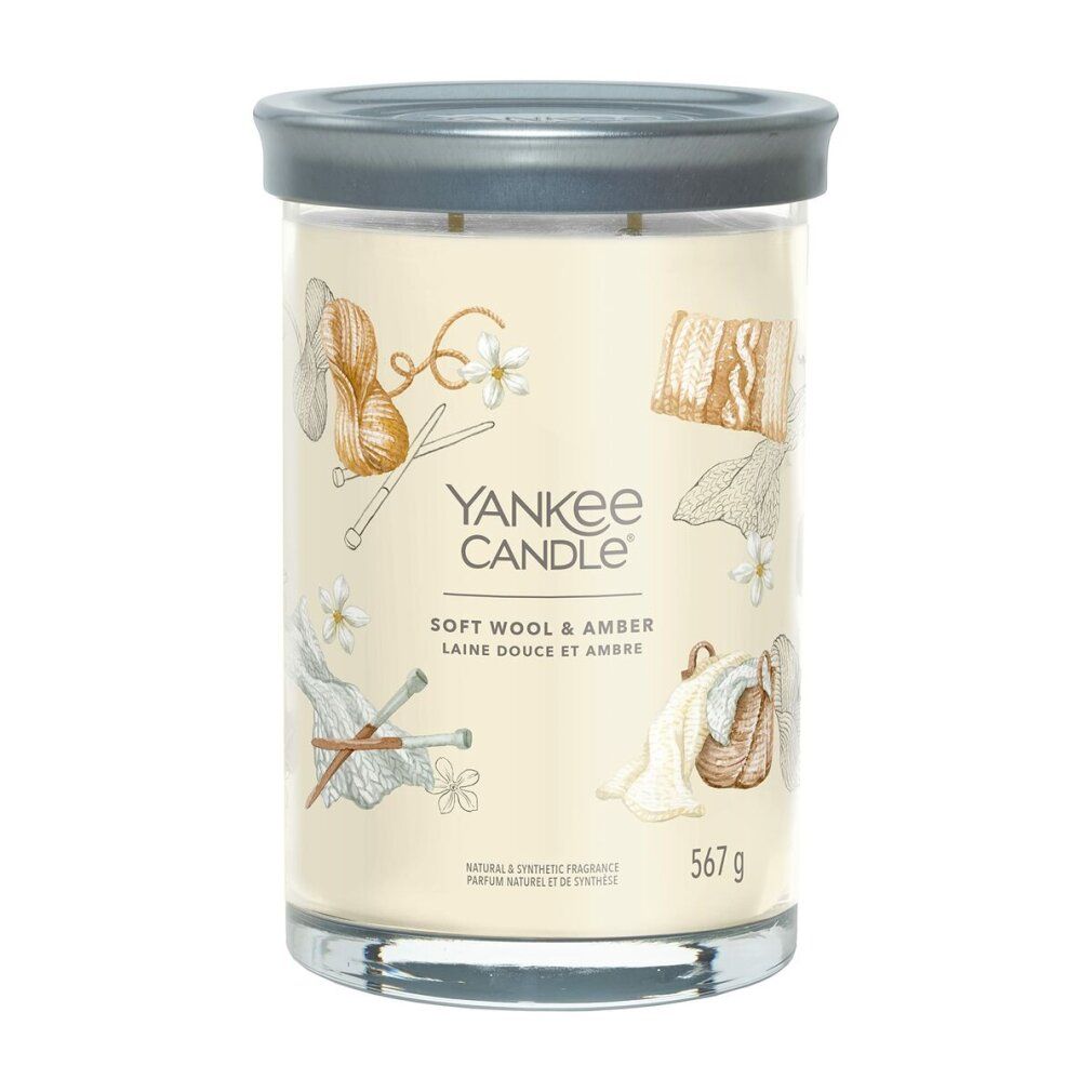 Candela in vetro con coperchio. Scritta: Yankee Candle, Soft Wool & Amber. Illustrazioni di utensili per maglieria. Peso: 567 g.