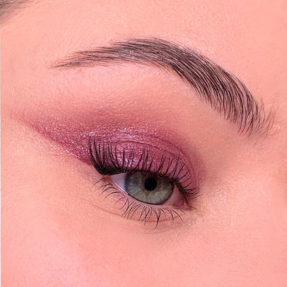 Occhio con ombretto viola. Ombretto sulla palpebra e come eyeliner. Sopracciglio. Tono della pelle.