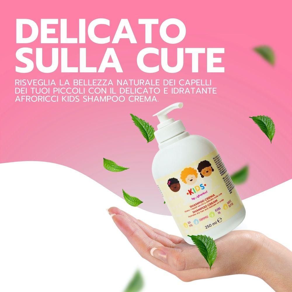 Flacone bianco AfroRicci Kids Shampoo Crema con dosatore. Sfondo rosa con testo e foglie verdi. « Delicato sulla cute ».