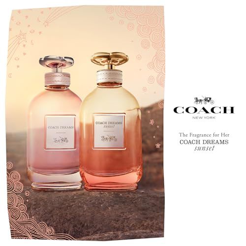 Due flaconi di profumo con tappi dorati. Le etichette riportano "COACH DREAMS sunset".