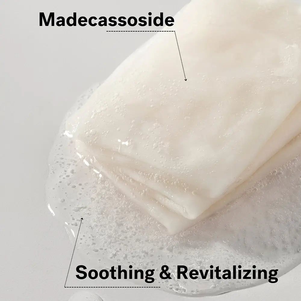Maschere in tessuto anti-imperfezioni ROVECTIN DR. MASK CICA impilate in liquido schiumoso, etichettate 'Madecassoside'.